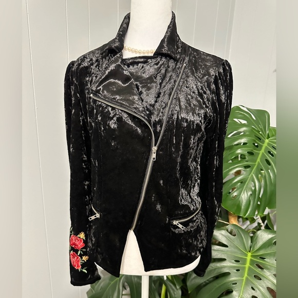 🔥 Disney Pixar COCO  black Velvet with red Roses classic jacket with excellent. - Picture 5 of 9